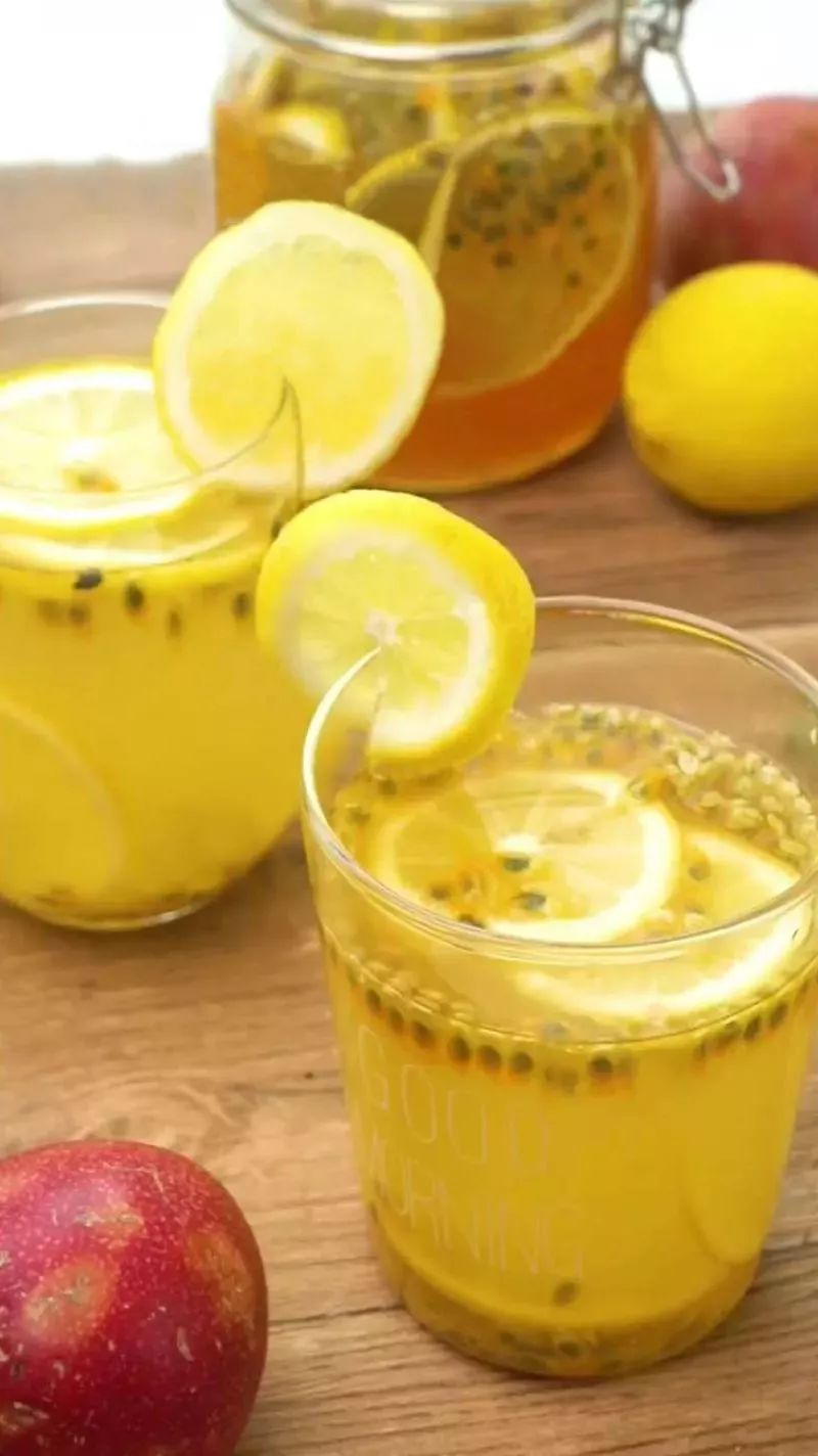 自己动动手,为家里的老人孩子做一个百香果柠檬蜂蜜水吧