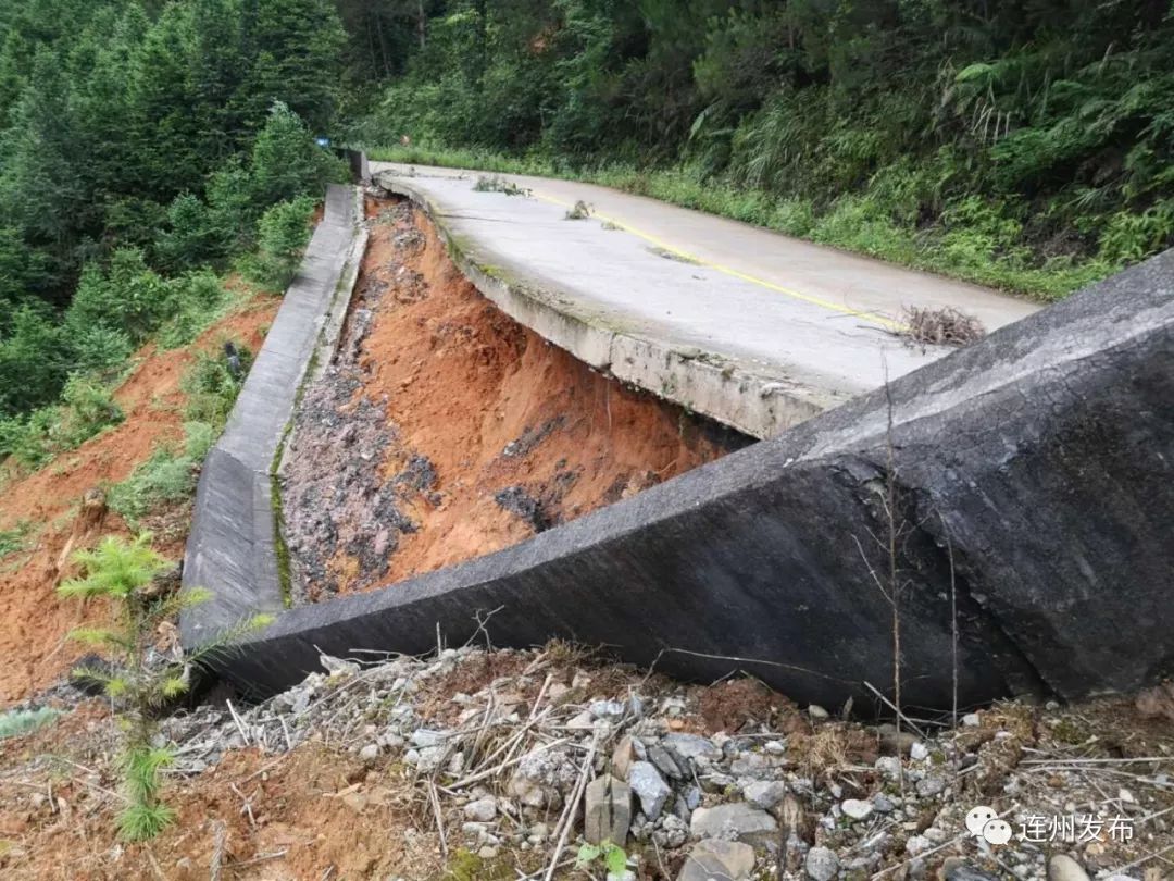 洪水导致瑶安乡多处道路严重塌方,路基被冲垮.