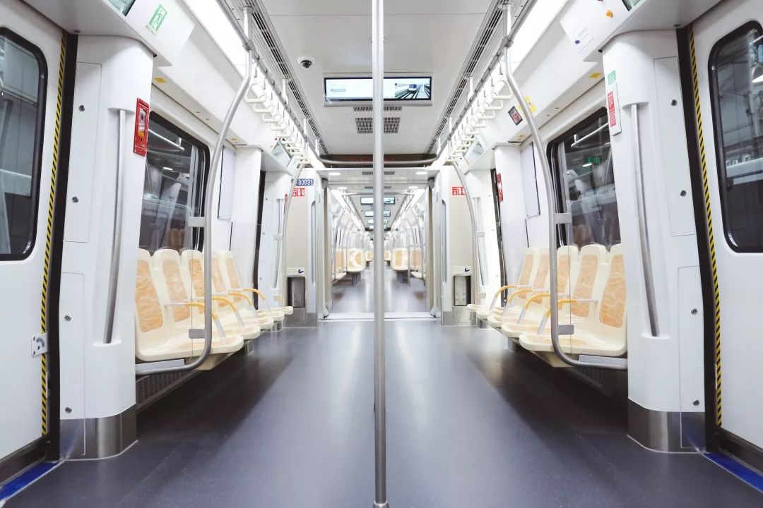 成都地铁18号线列车正式亮相