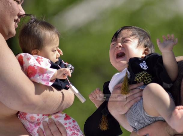                     宝宝不爱吃饭干着急？跟我婆婆学了2个小妙招，孩子主动抱碗吃