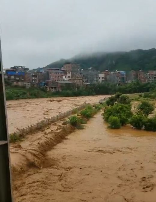 昭平人挺住!一夜之间多地突发洪水,多图 视频直击现场!