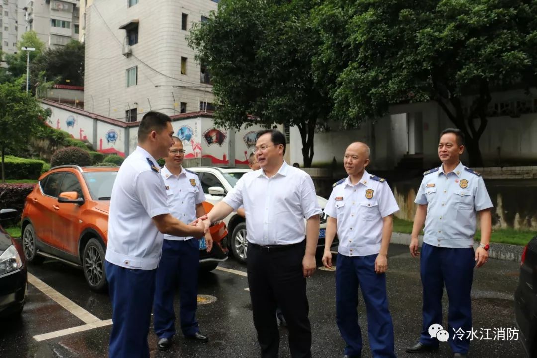 今日焦点娄底消防支队政委王飞督导冷水江市消防二站推进工作