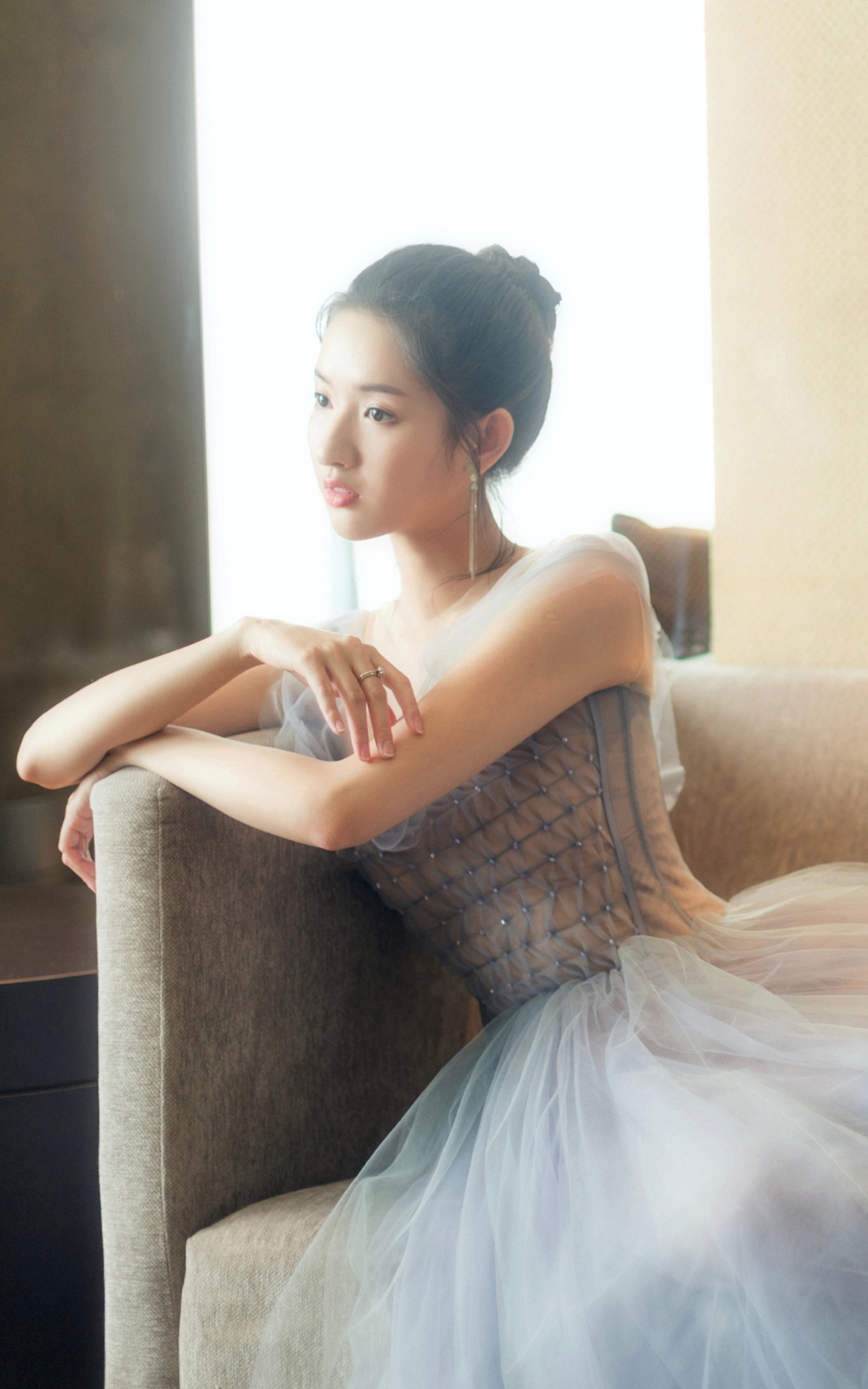 王玉雯一组宣传美图,身穿一款浅蓝色纱裙优雅清新