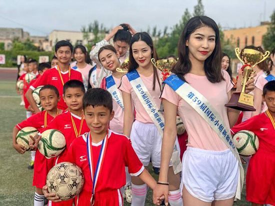 国际小姐与夏马勒巴格镇中心小学足球小将互动