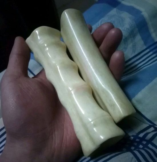 盘了几年之后这根鸡骨头已经包浆甚至有点玉化的感觉非常好看拍照的