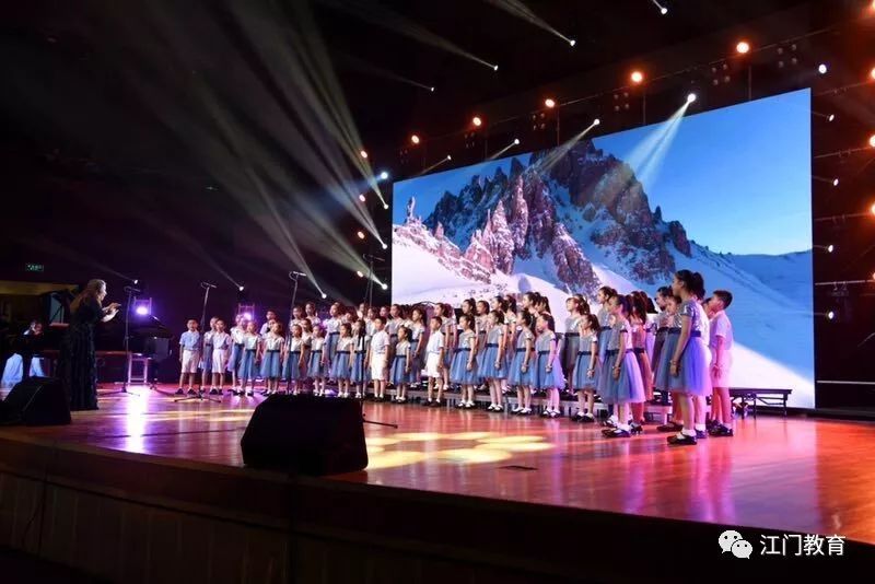 银泉小学合唱《五彩缤纷的大地》培英高中舞蹈表演《禾雀花开》培英
