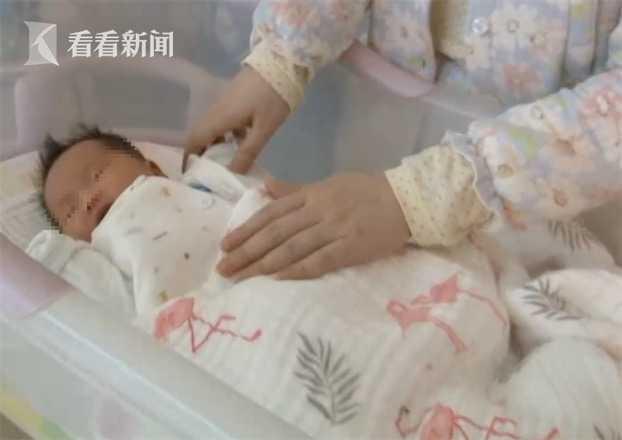                     花2万元住月子中心 17天宝宝被月嫂不慎摔在地上