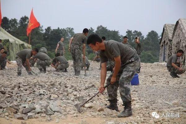 迎曙光望朝阳出征前动员铸铁血儿郎大漠豪情书青春无疆风卷残沙砺战场