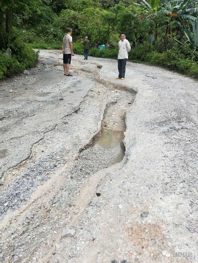 德保|雨毁路烂难行,敬德镇村民自发修补道路!