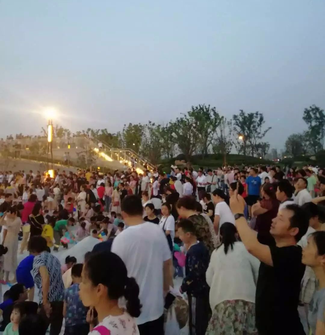 (今日关键词:绿色围挡) 这几天 南通多了个网红打卡地 用人山人海