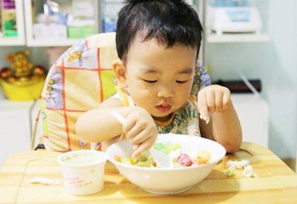                     宝宝不爱吃饭干着急？跟我婆婆学了2个小妙招，孩子主动抱碗吃