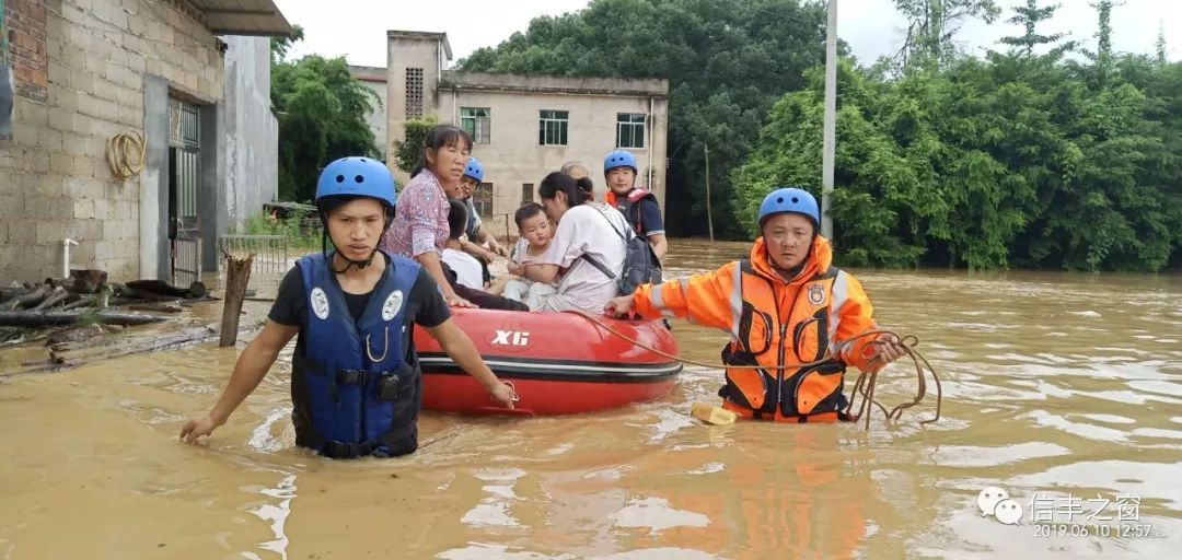 6月10日,信丰县橙乡救援队在古陂镇紧急转移因洪水被困群众.