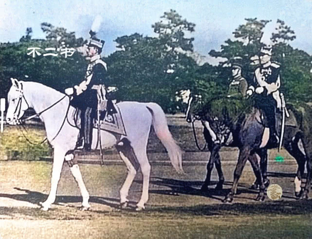 老照片:二战镜头下的日本天皇裕仁,阅兵之景展现彼时日本的疯狂