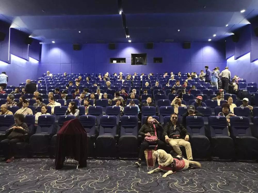 电影放完,观众们走出放映厅,有些人直接走了,有人留在电影院里聊天