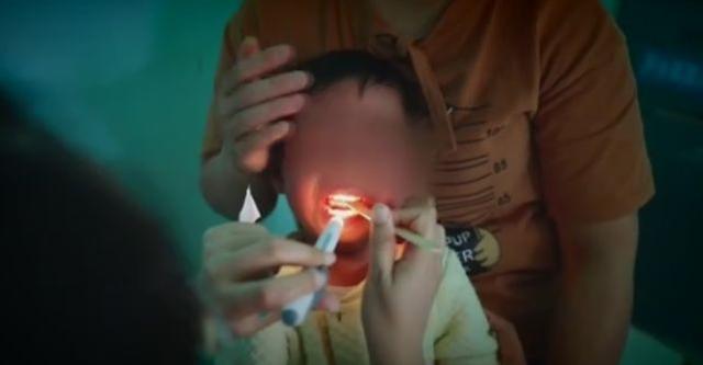                     2岁女童狂躁地用手抠喉呕吐，到医院一看，并不简单