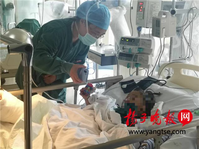                     三岁女童从电瓶车上掉落后被卷入大卡车，右腿几乎只剩下骨头
