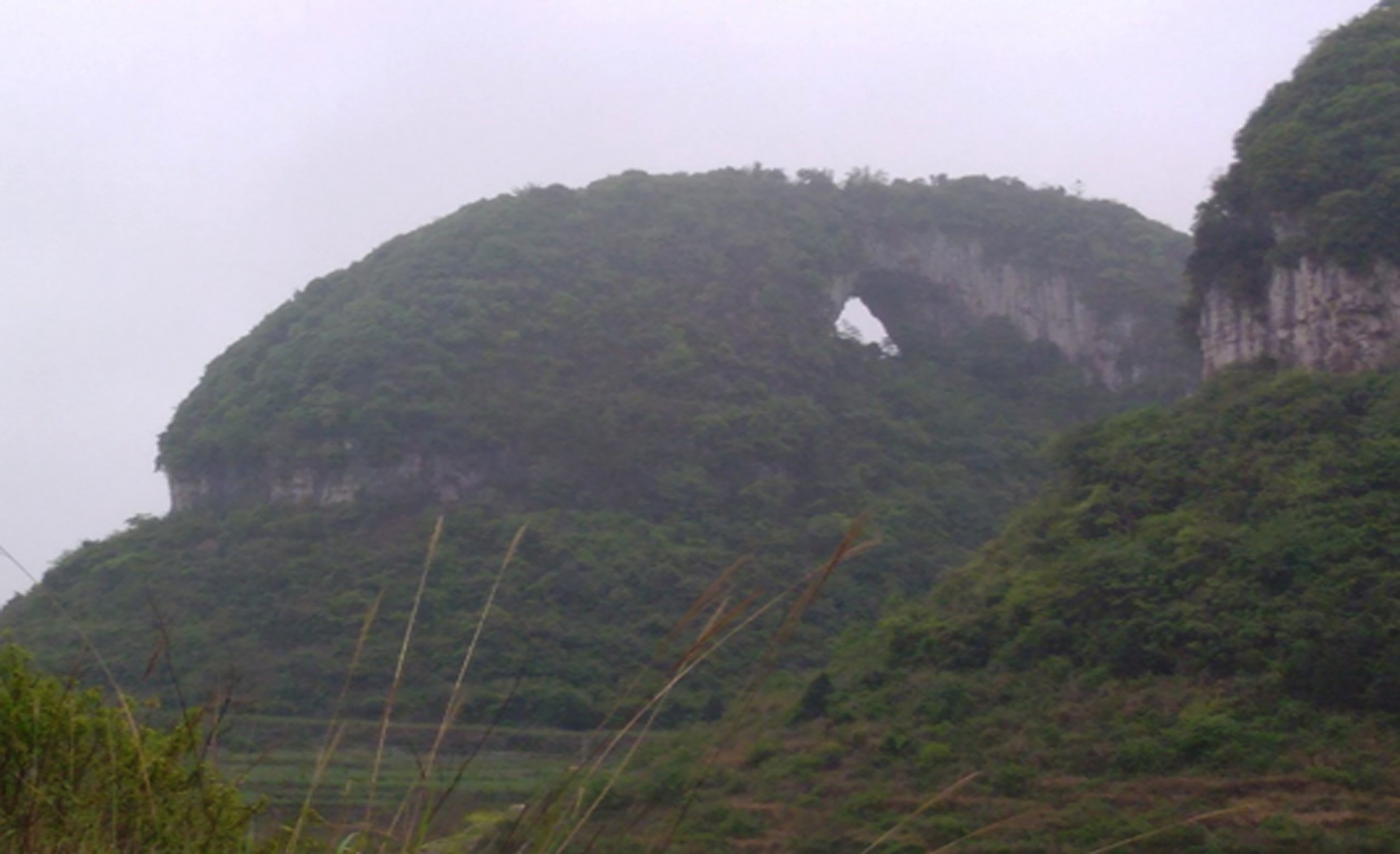 到得斯拉河对岸安顺市西秀区蔡官镇浪竹坝村盐炮井组地段,天色渐亮,因