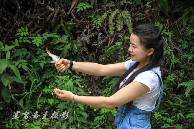 插秧前来从江美德村田边走走，亲手抓几条稻田鱼就在田埂上烤着吃