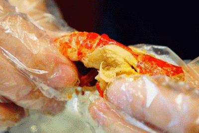 [小龙虾虾头里究竟是啥，能不能吃？] 小龙虾怎么去虾头