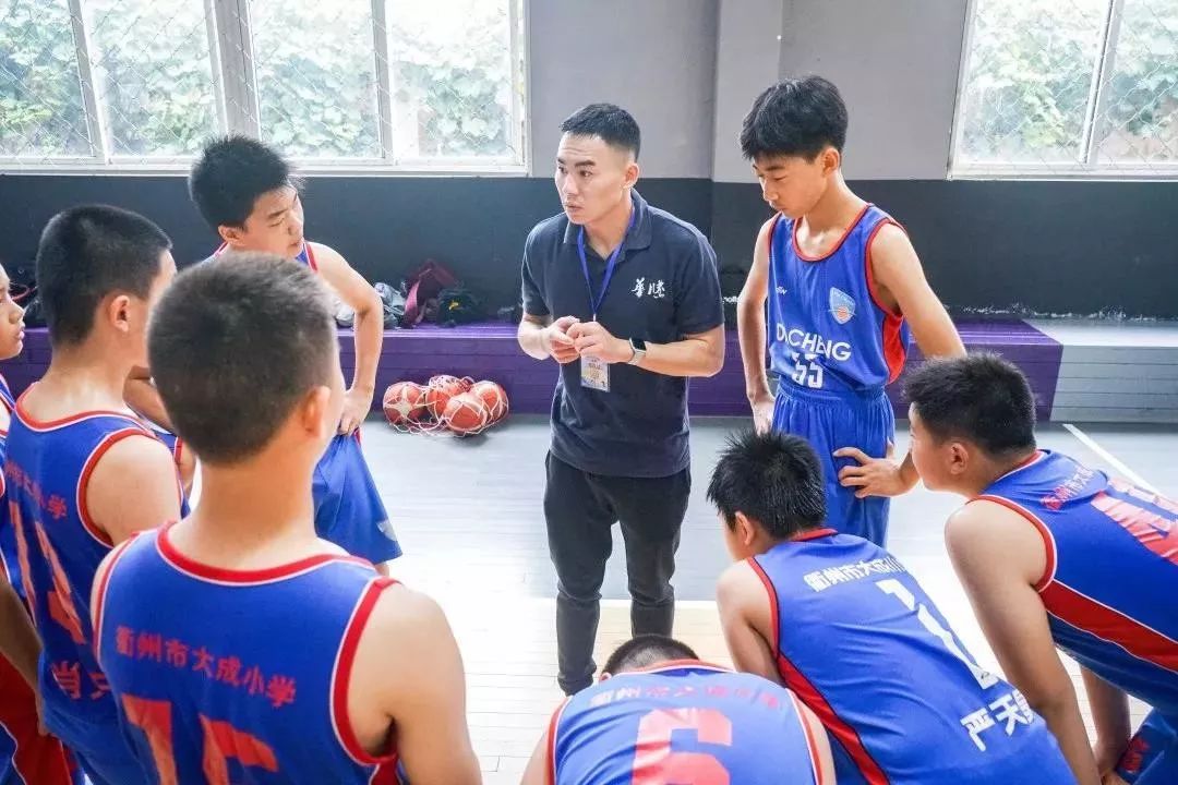 中投命中u10混合组大成小学许巍瀚同学颇有教练的风范u10组中山小学"