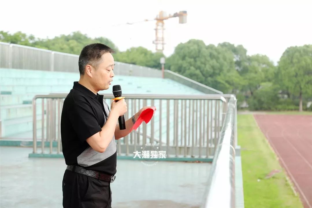 沈国强校长代表全体师生为九年级学子送上祝福.