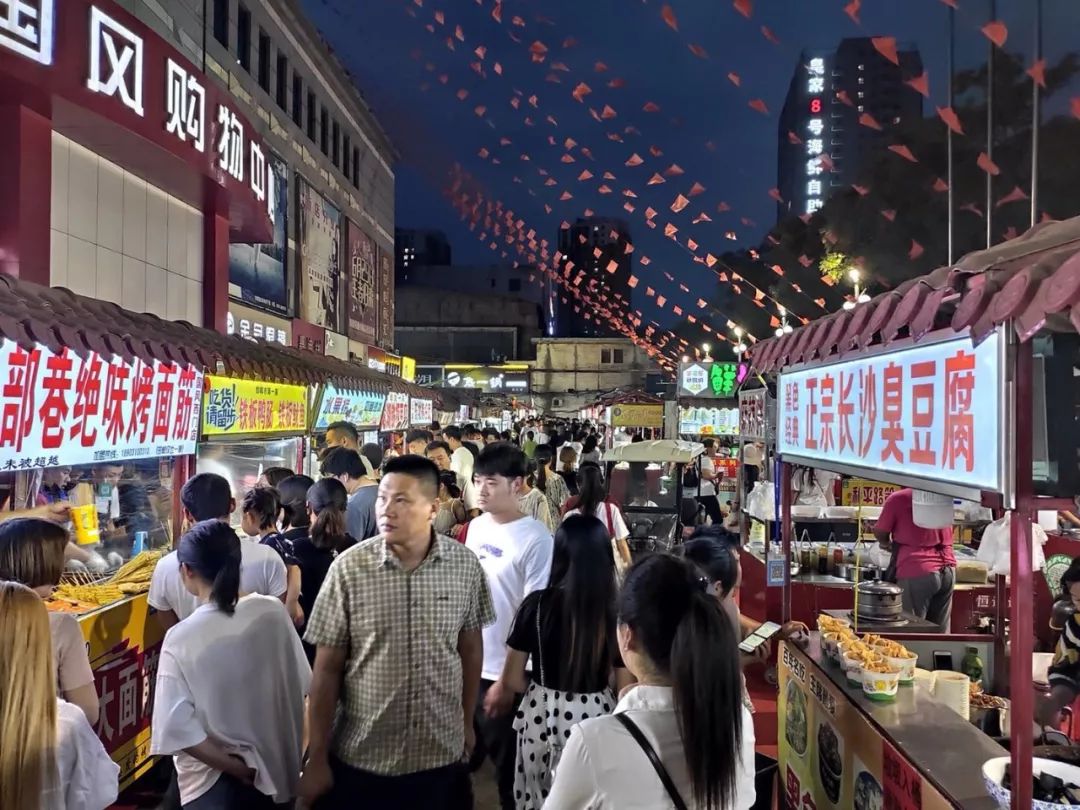 和平路夜市被取缔的第一天!繁华依旧,小吃仍在._邯郸