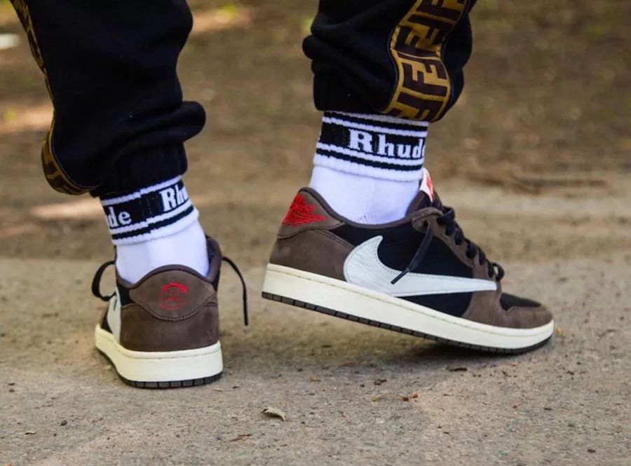 易建联提前上脚"反勾"aj1 x ts联名低帮实物曝光!