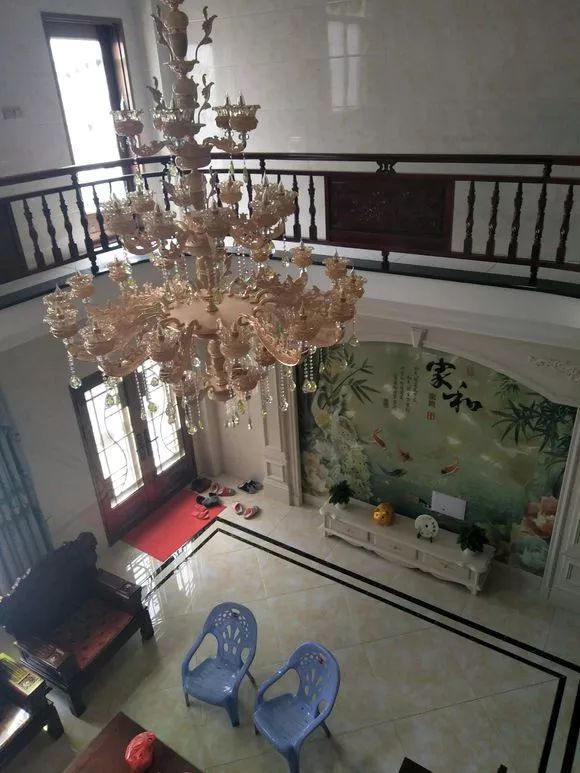 回农村建房,这样的4层别墅很实用,外观简单室内装修豪气!