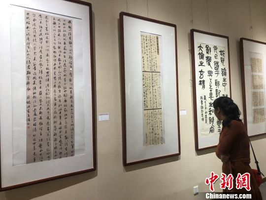 6月12日,甘肃省第六届妇女书法展在兰州举办,展出了全省女性书法爱好