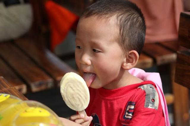                     6岁之前，管住孩子的嘴，儿科医生：这4种东西，小孩子越吃越伤
