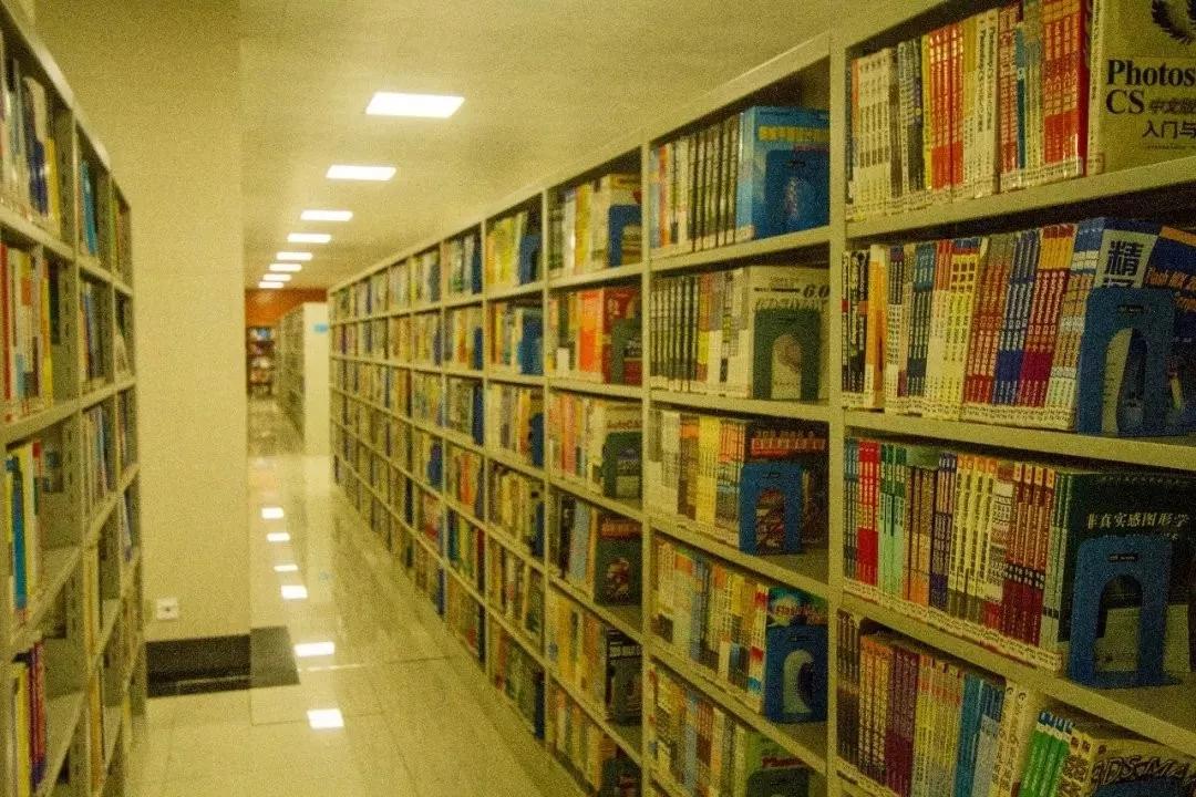 在这样恢弘大气,环境优美学习氛围浓郁的图书馆学习效率也就自然提高