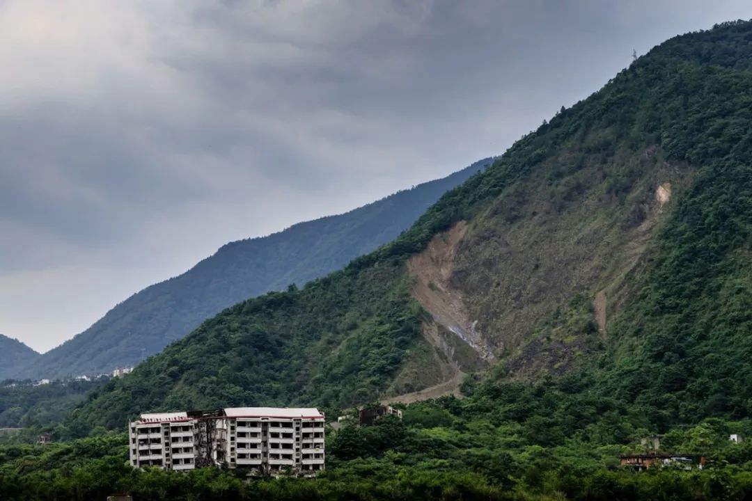 书声却再也不能被世界所听到了被景家山崩塌巨石掩埋的北川中学初中部