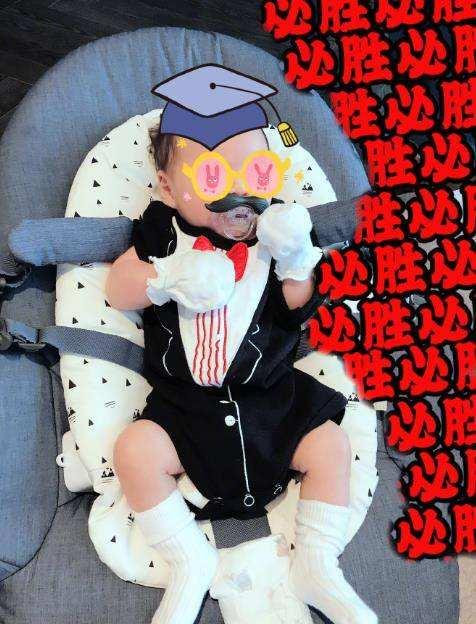                     原创            继刘诗诗晒娃引争议后，又一宝妈一意孤行，戴手套到底好不好