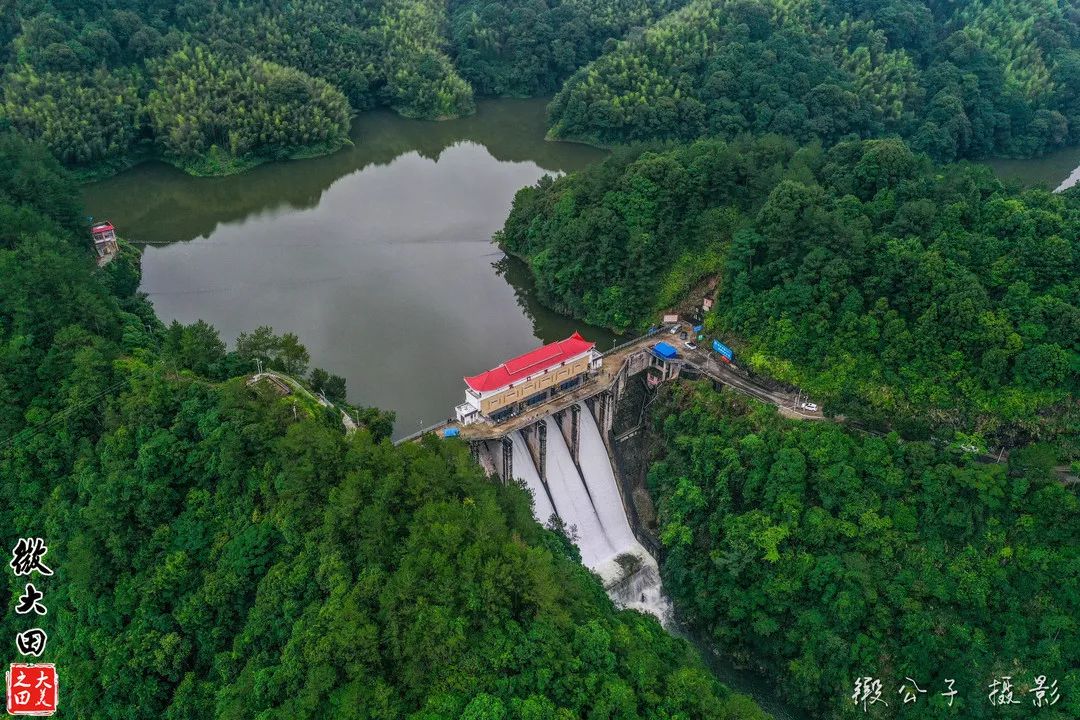 航拍福建大田坑口水库开闸泄洪壮观