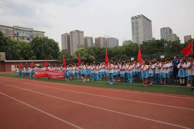 校园新闻西安高新第二小学开展小葵花阳光关爱志愿者红领巾爱心集市