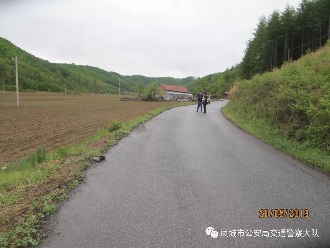 王某驾驶普通二轮摩托车,行驶至凤城市青城子镇林家村四组路段,发生