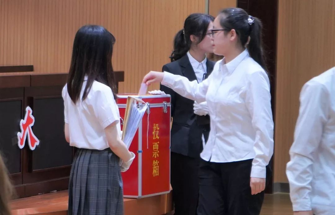 宣布选举情况最后宣布选举结果:汪依君,罗俊豪,吴蓉,董文妍四位同学