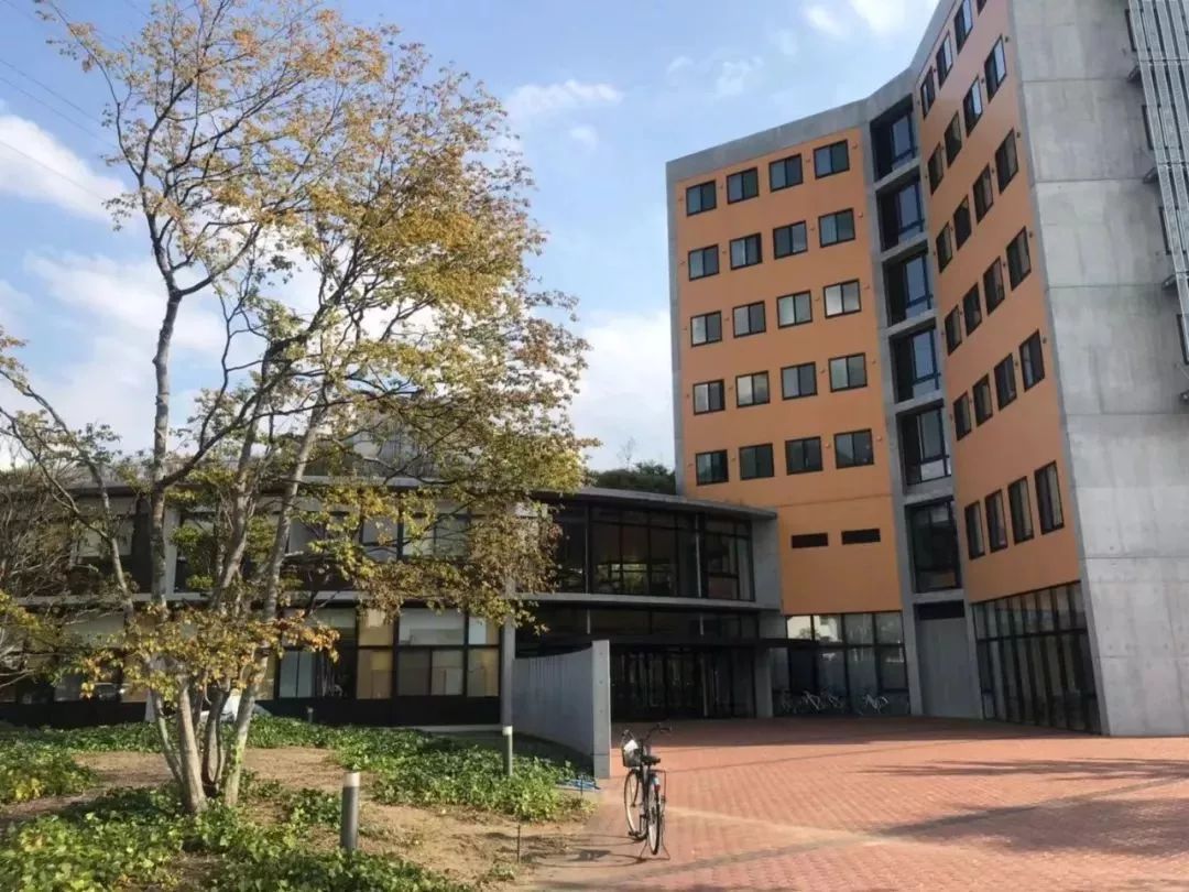 大学与大学院 日本山梨学院大学 开学时间 为4月,9月 专业设有法学科