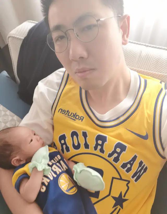                     原创            继刘诗诗晒娃引争议后，又一宝妈一意孤行，戴手套到底好不好