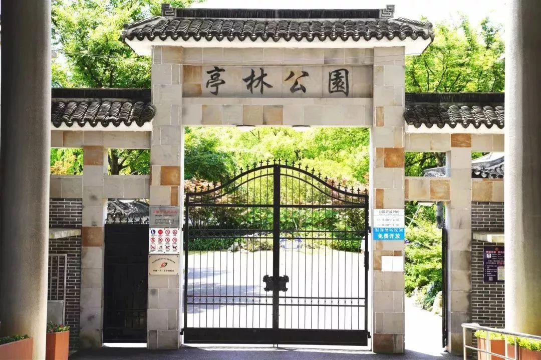 遗址保护碑位于金山区亭林镇亭林公园内.