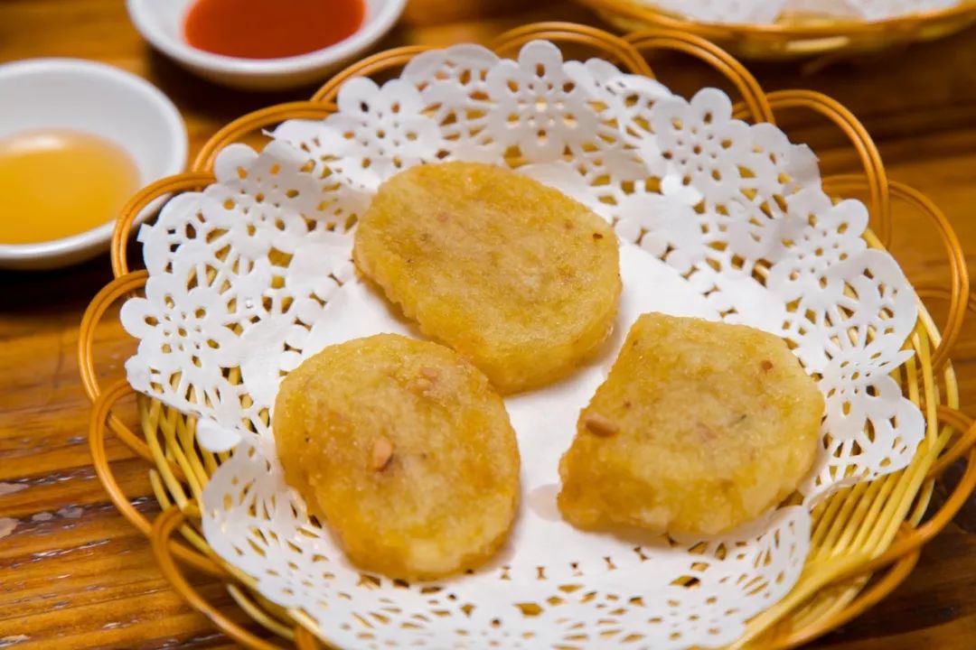 外酥里糯的土豆粿可是店内的人气之一香糯的土豆粿是潮汕人一直喜爱的