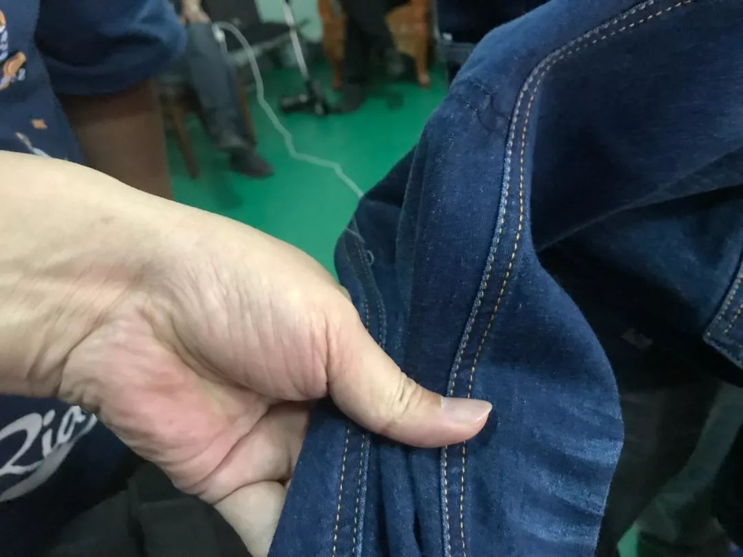 这是一种有多重保险措施的一种缝纫手法，主要在肩部、裆部等部位再加上