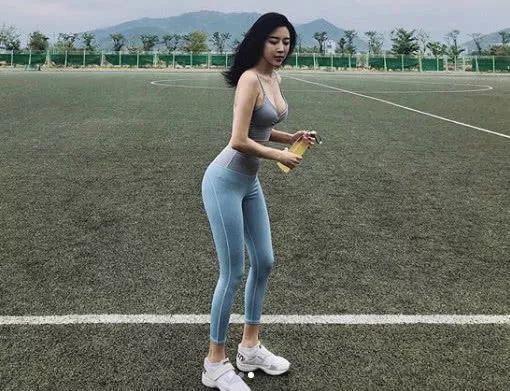 美女主播健身5年,身材紧实性感,网友:腹部怎么还有赘肉!