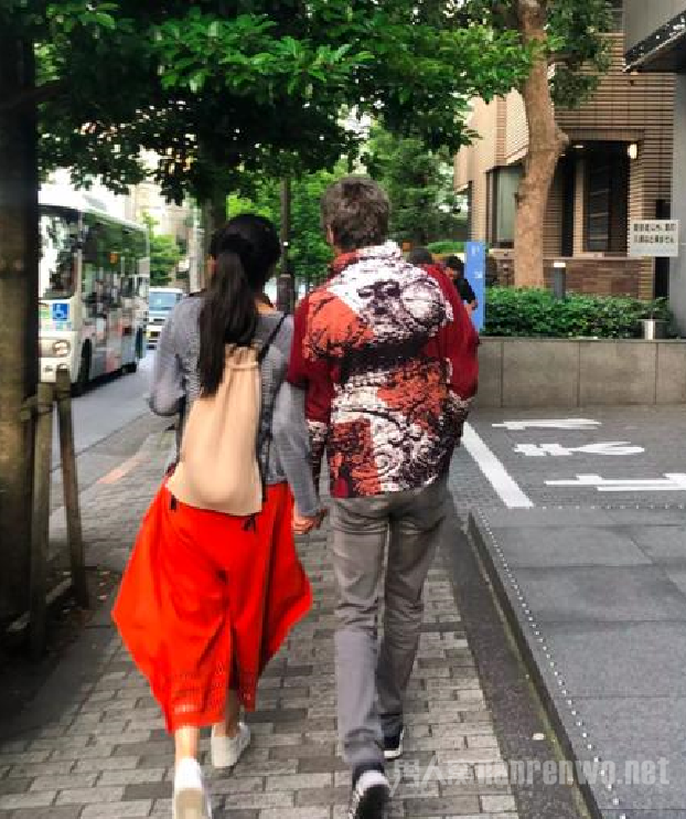 东京偶遇巩俐夫妇 端午漫步东京街头 夫妇超甜蜜