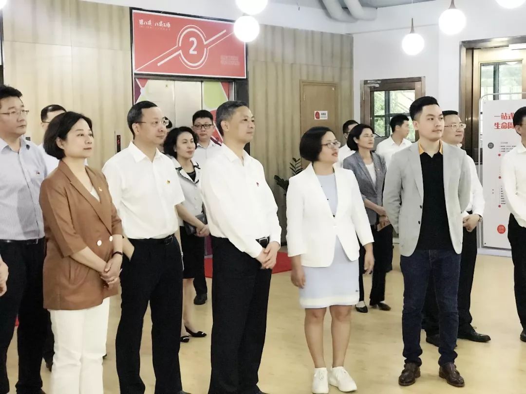 郭环常委向张书记介绍说:现在全国各大城市都有类似的园区,他们把创业者聚集到一起,这属于传统意义上的老孵化器,而八戒工场不同在于,猪八戒网同步利用线上平台优势,一手抓需求,一手抓供给,还能给到创业者实实在在的发展机会,带来业务上的直接增长。 张书记听后表示,猪八戒网全国知名,符合中央发展双创的大趋势,也得到了来自中央政府的大力支持。他勉励猪八戒网要真正在广州落地生根,发展壮大,刺激当地经济,有必要根据当地特性做本地化深耕,帮助企业互联网+快速孵化发展。 新闻链接 2018年12月11日,广东省委常委、广州