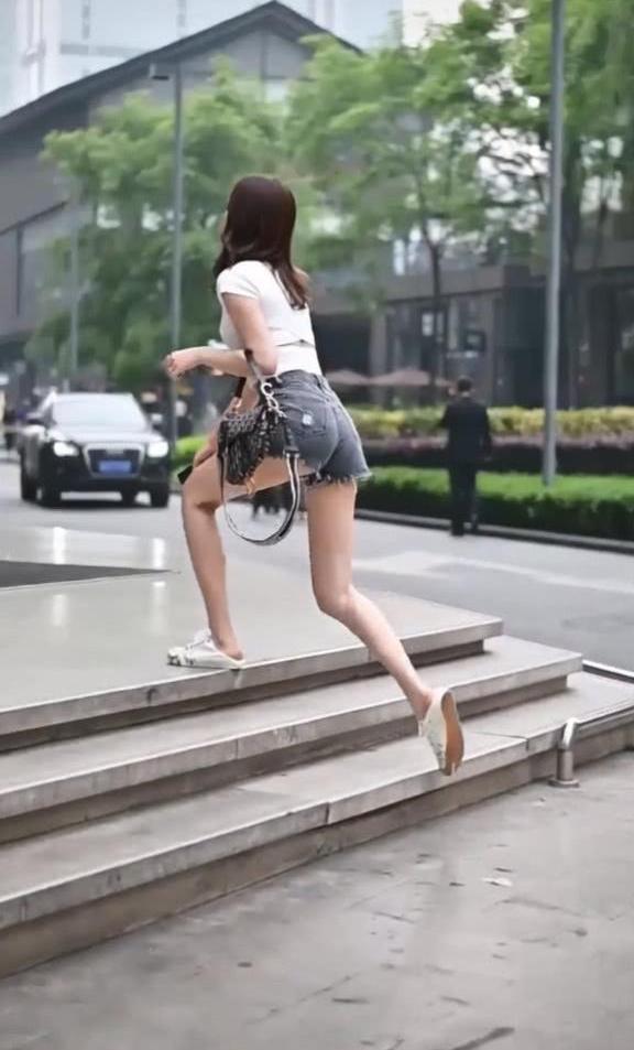 抓拍美女:迷人开朗的妹子,你被她哪点儿吸引了呢