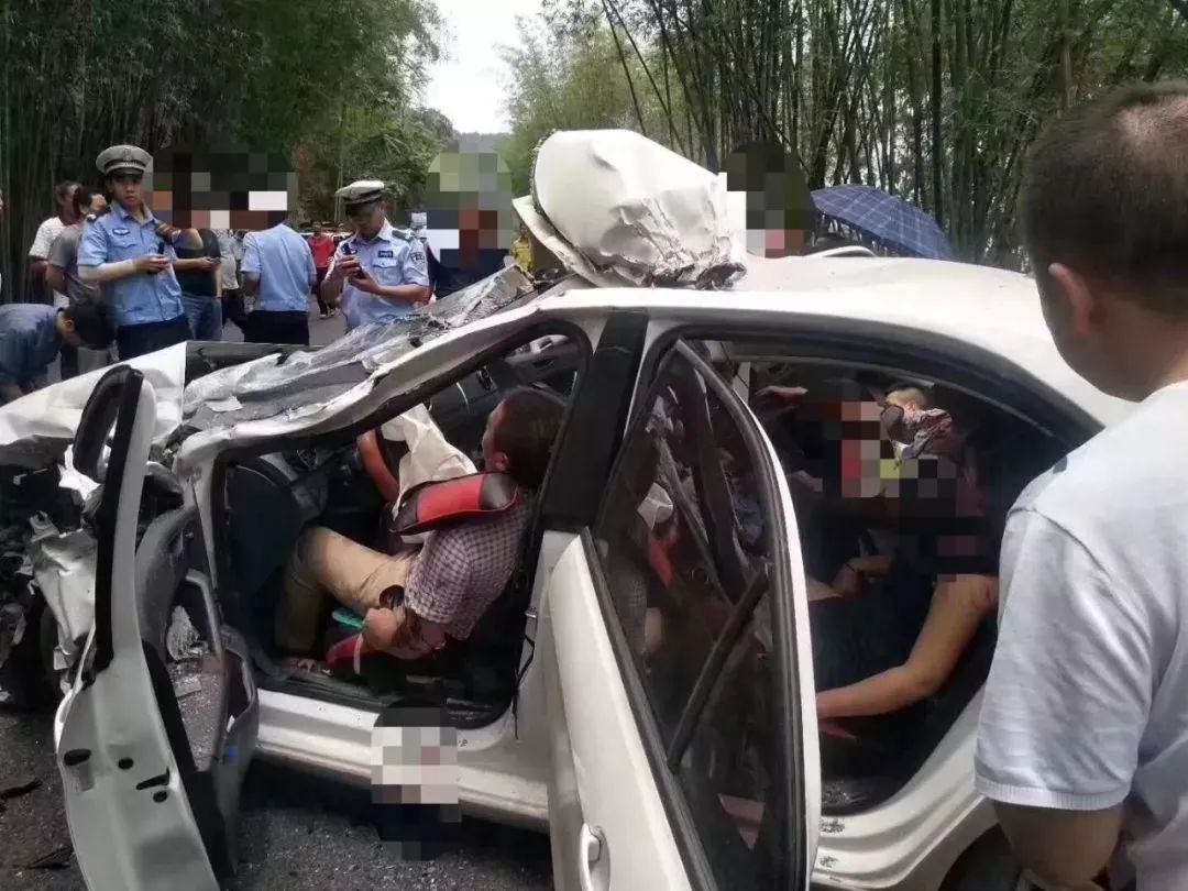 宜宾一大客车和小货车相撞,货车司机当场死亡!