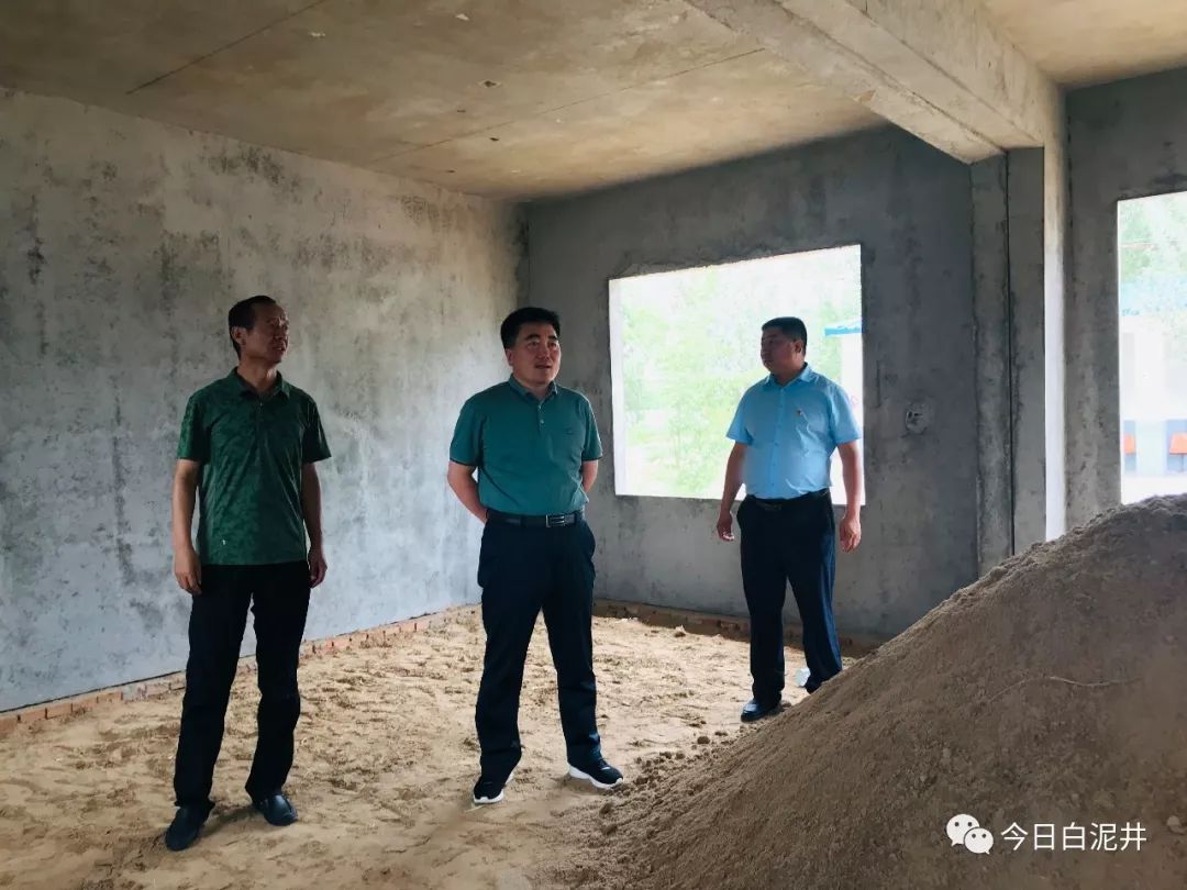赵瑞东,周满仓,王军同志到邬家圪堵社党群活动中心查看阵地建设情况