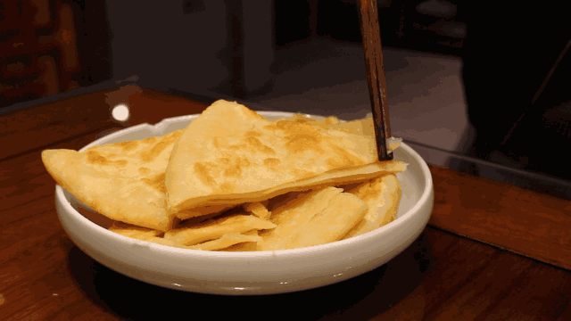 烙饼时,记住这几个小技巧,烙出的饼鼓包不发硬