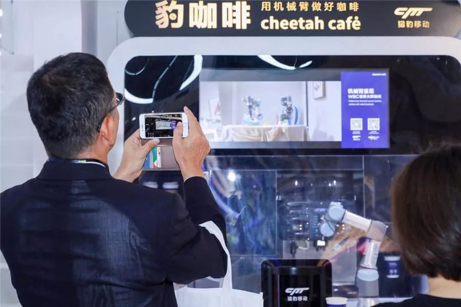 ces asia:猎户星空机器人未来小镇引围观